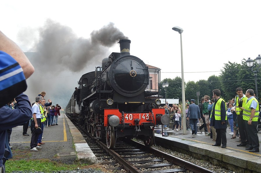 поезд есть туда. поезд барнаул славгород. поезд есть туда. уезжающий поезд. расставание на перроне.