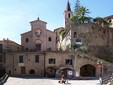 Apricale Kirche Purificazione della Vergine Maria und Lucertola Schloss,Kredit.  Berthold Werner.