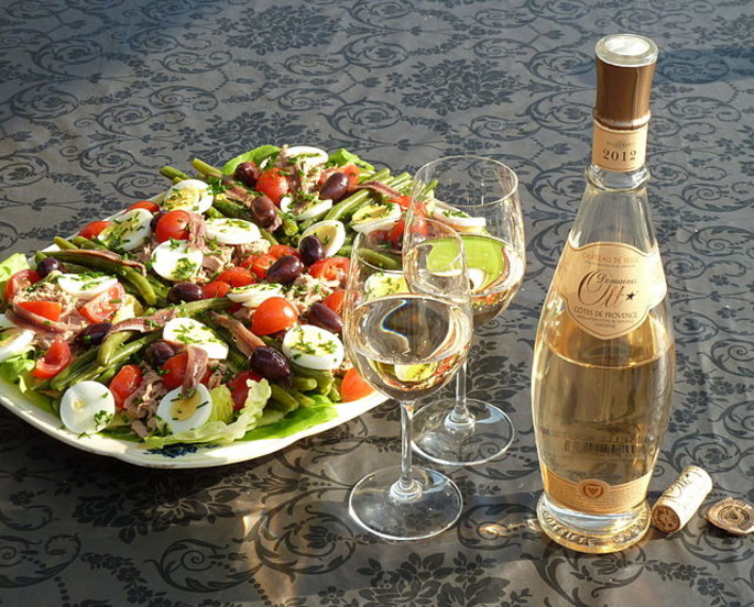 Salade niçoise avec Rosé Château de Selle, Domaines Ott – Kredit: Denkhenk, CC BY-SA 3.0