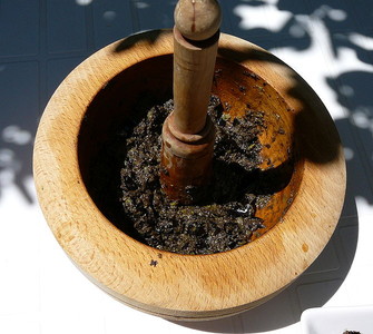 Tapenade in einem Möser, Kredit Elaum.