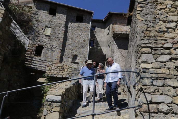 Prince Albert of Monaco visits Bajardo and orders an olive oil supply for the Palace