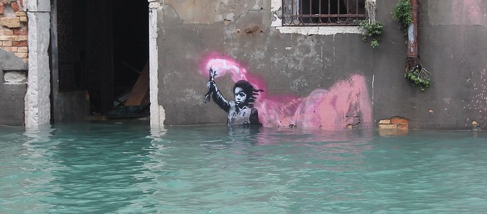 Drowning child in Venice, credit Marconatolli