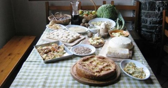 Cucina Bianca Rezepte Jahrhundertelang übertragen, die die Geschichte des Almauftriebs und Hirtenlebens  erzählen