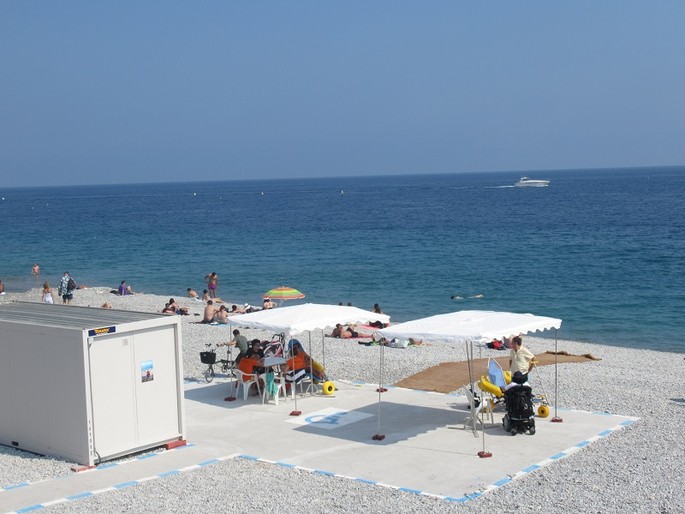“Такие же, как мы”: в Ницце два пляжа оборудованы для людей с ограниченными возможностями