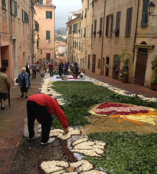 Infiorata in Imperia: the tradition of painting a street with flowers