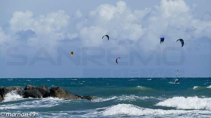 Tourismus und Sport: Der starke Wind an der ligurischen Küste begünstigt Windsurfen und Kitesurfen.