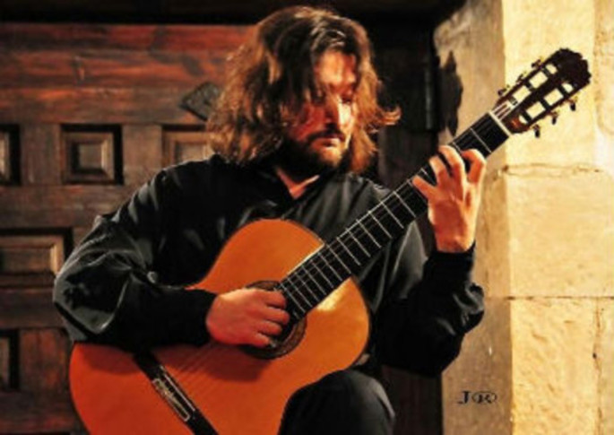 A concert in Dolcedo's church by world-renowned classical guitarist Christian Lavernier