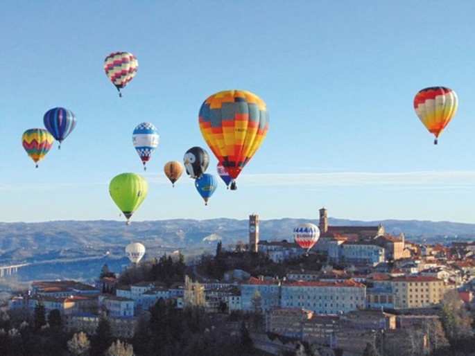 Heissluftballons in Mondovis Himmel