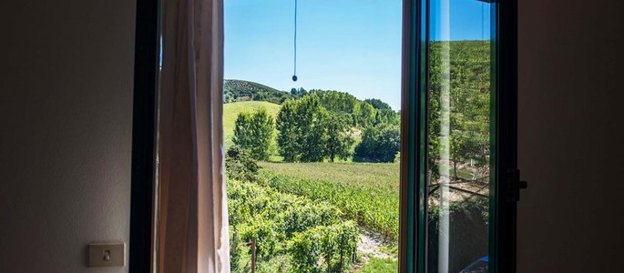 В городке Чистерна-д'Асти, расположенном на холмах Монферрато и Роэро среди замков и виноградников, в самом сердце винодельческой зоны Terre Alfieri, вас ждет поместье “Тенута Ла Пергола”