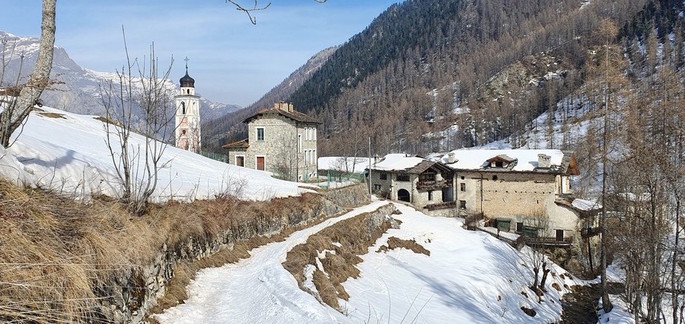 Maira Valley (CN): with snowshoes to discover little villages and breath-taking views